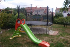 33  - Trampolíny, skluzavka